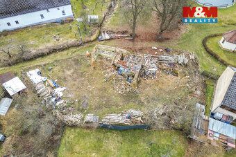 Nabízíme k prodeji pozemek o rozloze 927 m² s nedokončenou d