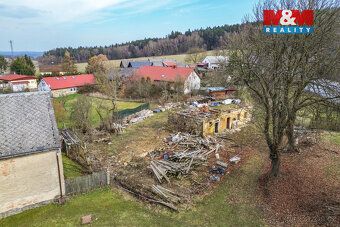 Nabízíme k prodeji pozemek o rozloze 927 m² s nedokončenou d