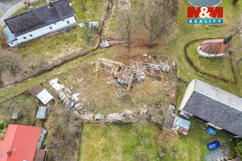 Nabízíme k prodeji pozemek o rozloze 927 m² s nedokončenou d