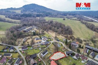 Nabízíme k prodeji pozemek o rozloze 927 m² s nedokončenou d