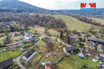 Nabízíme k prodeji pozemek o rozloze 927 m² s nedokončenou d