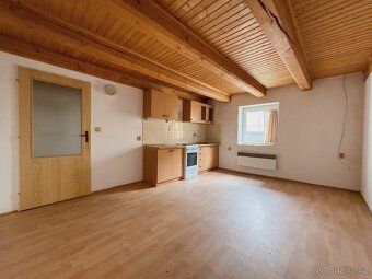 We offer for direct sale a stone three-story house in the center of Šu