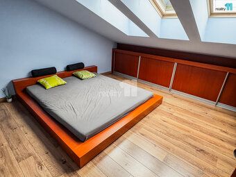 , Prodej podkrovního bytu 2+1 s lodžií a dvěma parkovacími s