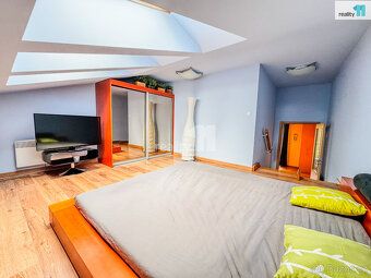 , Prodej podkrovního bytu 2+1 s lodžií a dvěma parkovacími s