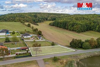 Nabízíme k prodeji pozemek k bydlení o rozloze 1009 m², kter