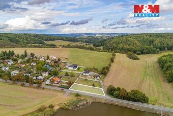 Nabízíme k prodeji pozemek k bydlení o rozloze 1009 m², kter