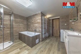 Exclusively offering for sale a multi-generational family house with 6+3 rooms and a floor…