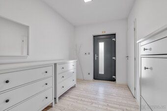 Moderní dřevostavba z roku 2020 o dispozici 5+kk s podlahovo