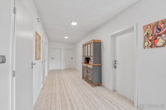 Moderní dřevostavba z roku 2020 o dispozici 5+kk s podlahovo