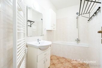 Nabízíme vám k dlouhodobému podnájmu útulně řešený střešní b