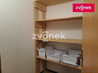 Ev.č. 726201 K pronájmu je nabízen prostorný byt 3+1 o velik