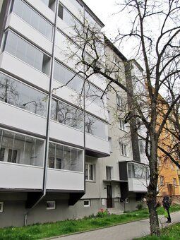 Nabízím k dlouhodobému pronájmu byt 1+kk se zaskleným balkon