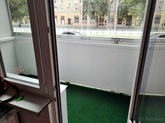 Nabízím k dlouhodobému pronájmu byt 1+kk se zaskleným balkon