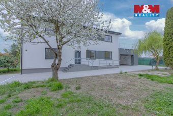Pronájem velkého a slunného bytu o dispozici 3+kk v přízemí 