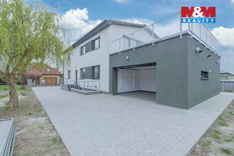 Pronájem velkého a slunného bytu o dispozici 3+kk v přízemí 