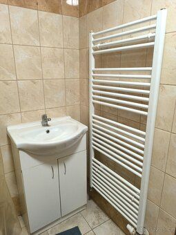 Nabízíme pronájem bytu 2+kk a velikosti 61,6 m2. Dům má 8 by