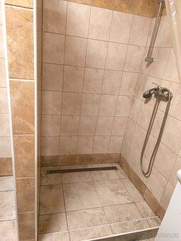 Nabízíme pronájem bytu 2+kk a velikosti 61,6 m2. Dům má 8 by