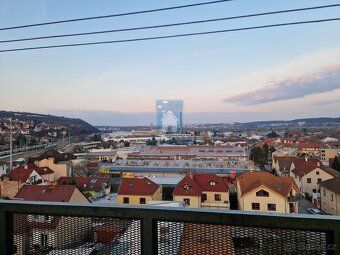 Nabízíme pronájem světlého bytu 1+KK, ulice Vrážská, Praha 5