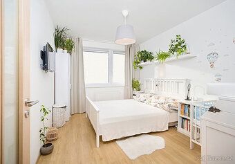 Moderní, velmi pěkný byt v 5.patře, energeticky úsporný. Opt