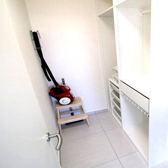 Moderní, velmi pěkný byt v 5.patře, energeticky úsporný. Opt