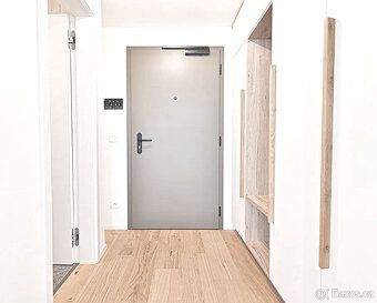 Moderní, velmi pěkný byt v 5.patře, energeticky úsporný. Opt