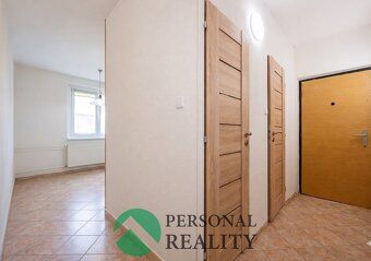 Ev.č. 03067 Nabízím k pronájmu prostorný a slunný byt o disp