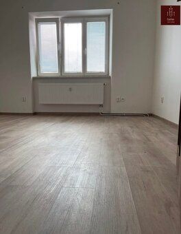 Nabízíme do pronájmu byt o dispozici 1+kk ve 4.NP cihlového 