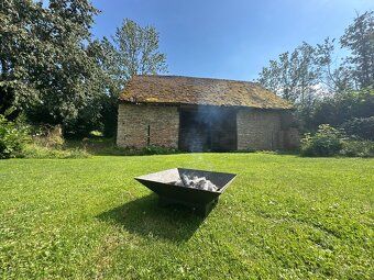 Peaceful plot of land with barn and other village buildings in 