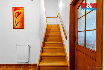Nabízíme k prodeji prostorný rodinný dům v klidné části obce