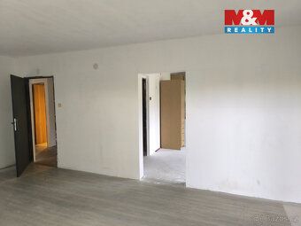 Nabízíme Vám prostorný byt v 1. NP domu o dispozici 3+1, vým