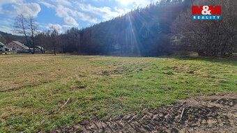 Nabízíme k prodeji pozemek bydlení o rozloze 992 m² v malebn