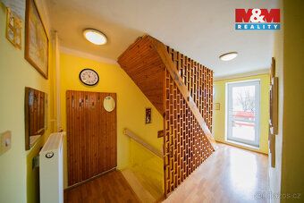 Nabízíme Vám ke koupi prostorný dvougenerační rodinný dům v 