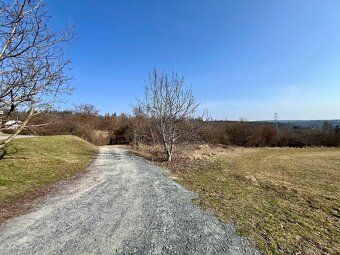 Nabízím k prodeji pozemek o výměře 1 408 m² v atraktivní čás
