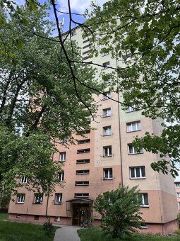 Byt se nachází v 5. patře udržovaného domu s výtahem. Dům je