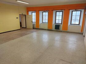 Pronájem obchodních prostor - prodejny 10 - 200 m2. Prostory