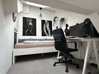 Ke dlouhodobému pronájmu nabízíme ateliér umístěný ve 3. pat