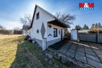 Zveme Vás na prohlídku hezké, udržované zahrady, s chatou s 