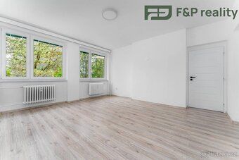 Nabízíme k pronájmu světlý a prostorný byt o dispozici 3+1 v
