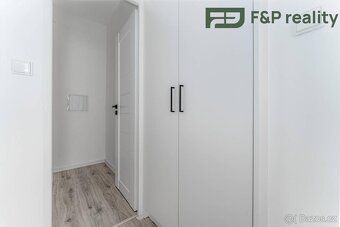 Nabízíme k pronájmu světlý a prostorný byt o dispozici 3+1 v