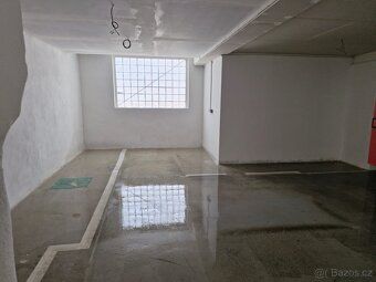The space is located in an enclosed area.
Suitable as a store 