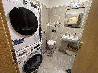 Nabízíme k pronájmu moderní a prostorný byt o dispozici 1+kk
