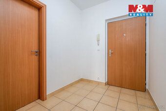 Prodej světlého bytu 2+kk s předzahrádkou (54 m²) v klidné a