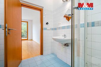 Prodej světlého bytu 2+kk s předzahrádkou (54 m²) v klidné a