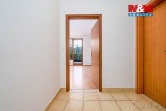 Prodej světlého bytu 2+kk s předzahrádkou (54 m²) v klidné a