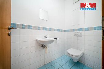 Prodej světlého bytu 2+kk s předzahrádkou (54 m²) v klidné a