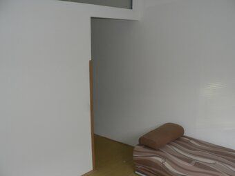 Dlouhodobý pronájem bytu o původní velikosti 1+1, průchozí p
