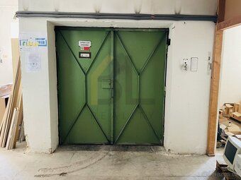 I am renting out warehouse space of approx. 250 m² in Vyškov