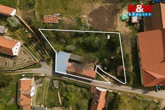 We offer for sale a family house intended for complete reconstruction, located on land with…