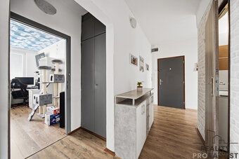 Nabízíme ke koupi byt 3+1 s lodžií v klidné ulici Šumná. Byt