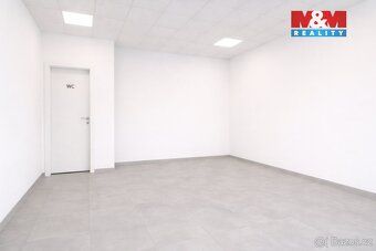 Nabízíme k prodeji komerční prostor 39 m² v panelovém domě n